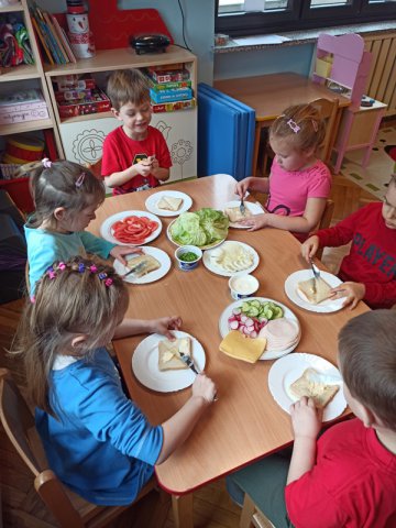 Dzieci samodzielnie przygotowują zdrowe kanapki.
