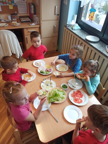 Dzieci samodzielnie przygotowują zdrowe kanapki.
